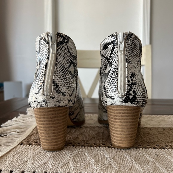 Animal print black and white snake print booties - Picture 4 of 8